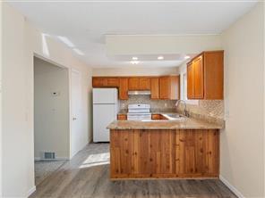 4819 Grenwich way N, Kitchen 3 pic.jpg