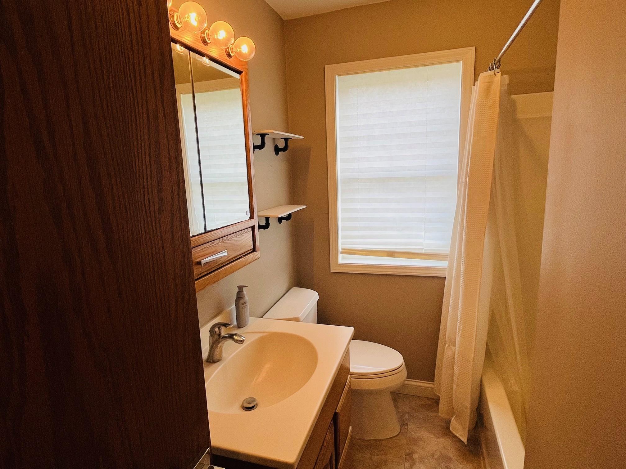 Main Level Bath.jpg
