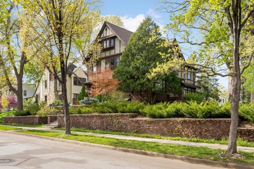 2418 W 22nd Street, Minneapolis, MN 55405