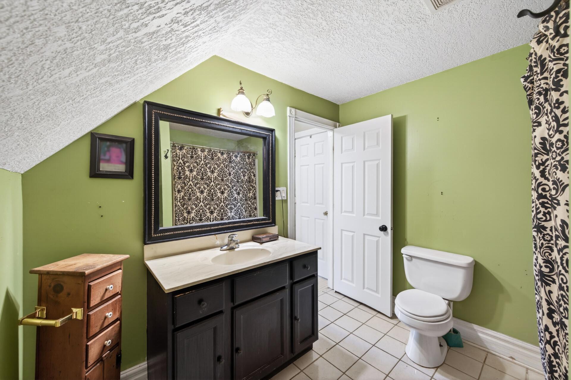 Upstairs full bath