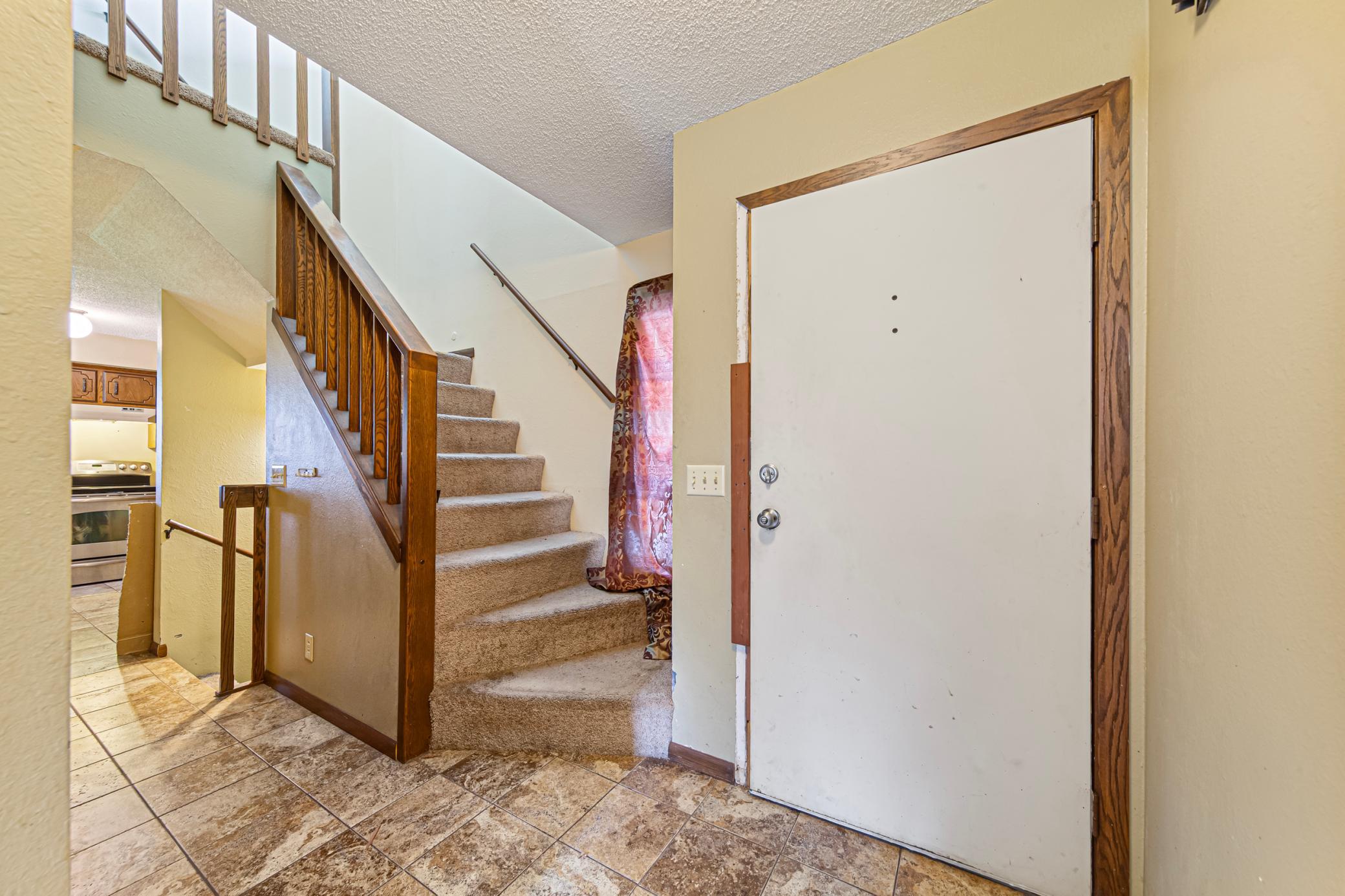 7_entry_foyer2c02.jpg