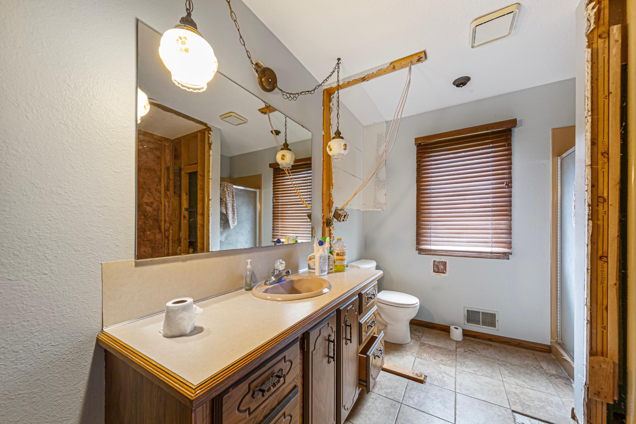 24_bathroom2baf.jpg