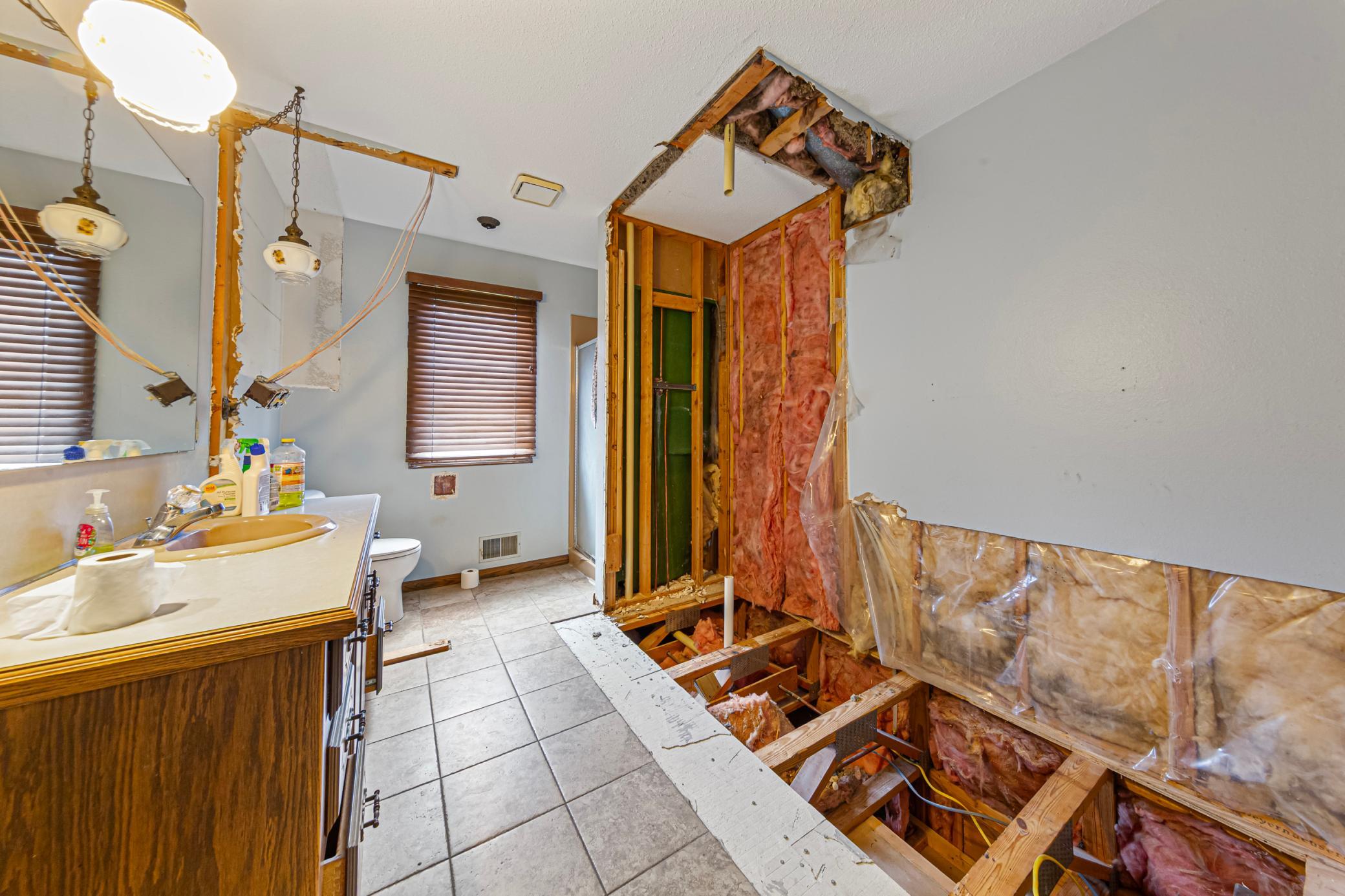 25_bathroom924c.jpg