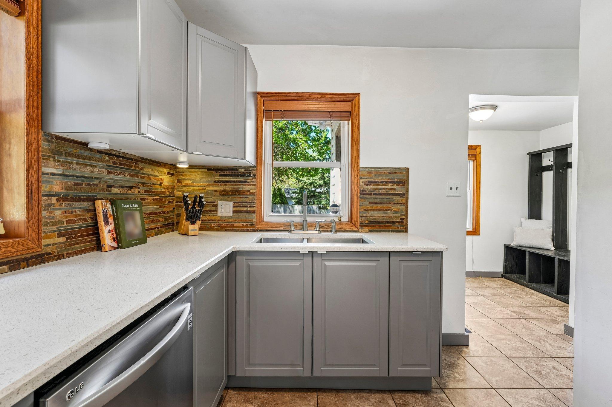 14-web-or-mls-Groveland Rd-S1405-014.jpg