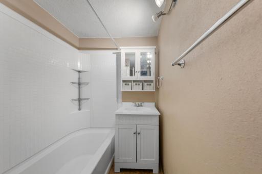 75 S Montgomery Avenue, Le Center, MN 56057