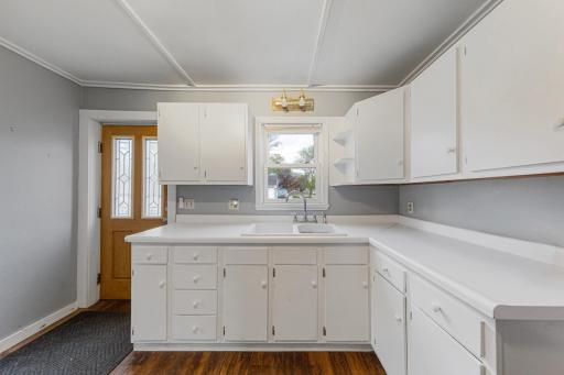 75 S Montgomery Avenue, Le Center, MN 56057