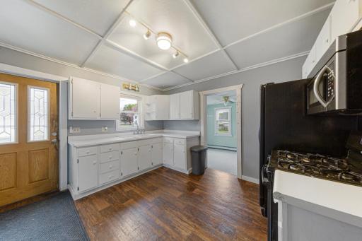 75 S Montgomery Avenue, Le Center, MN 56057