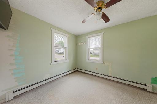 75 S Montgomery Avenue, Le Center, MN 56057