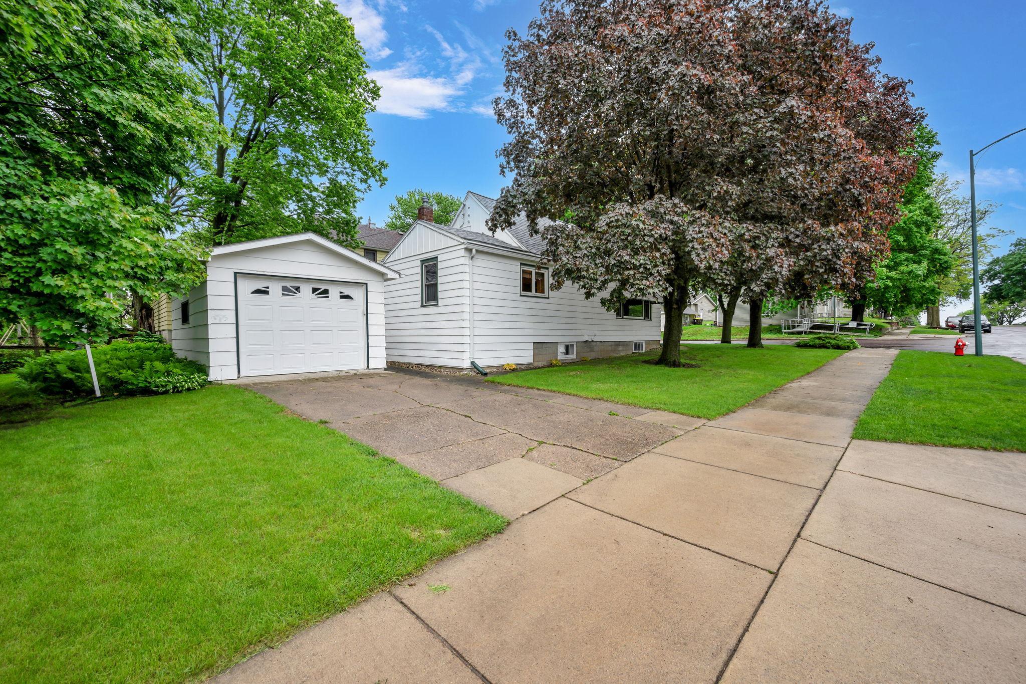 120 W 9th St Fairmont MN-5.jpg