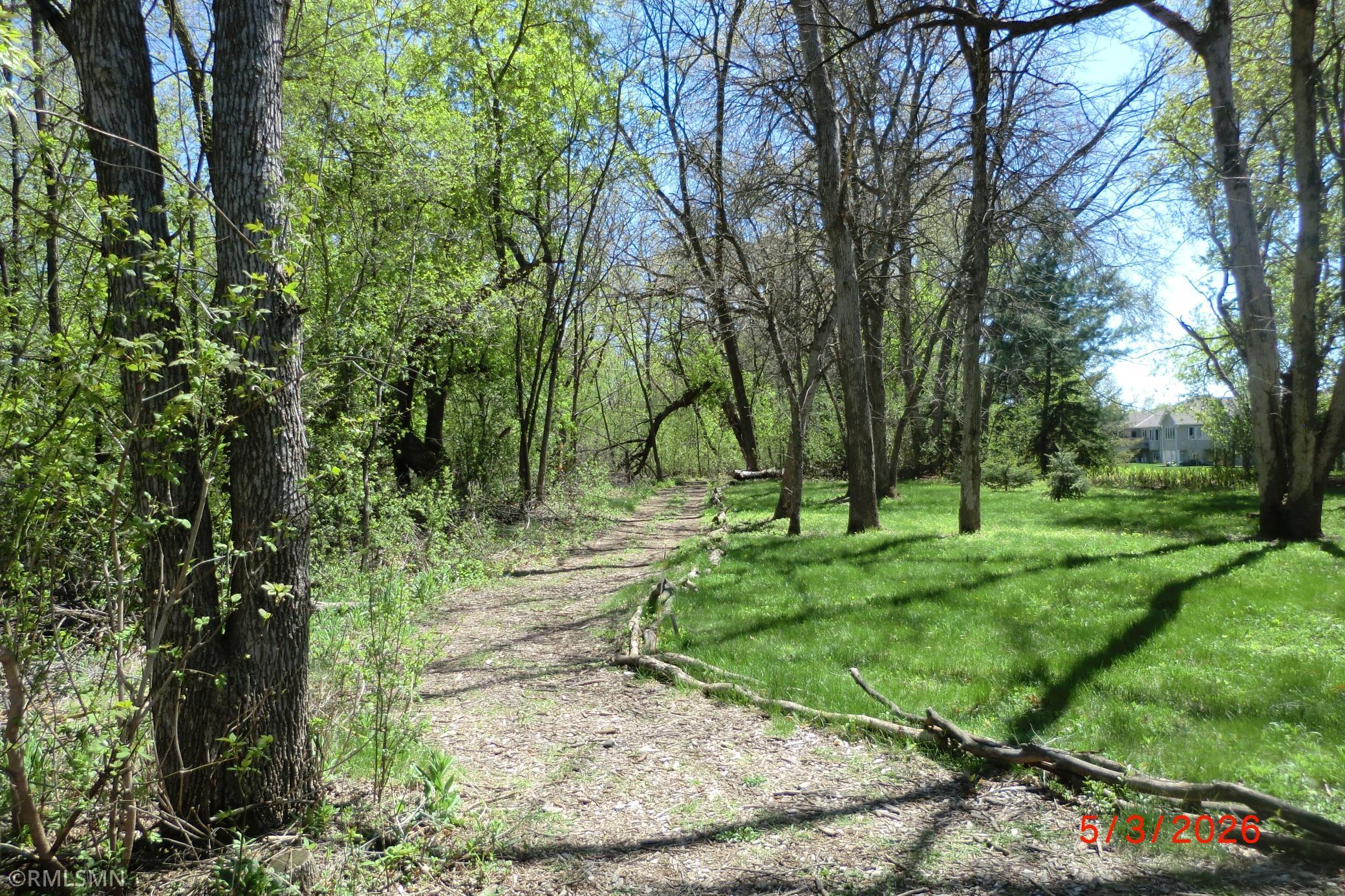 Adjacent golf cart path leads to Maj Oaks clubhouse