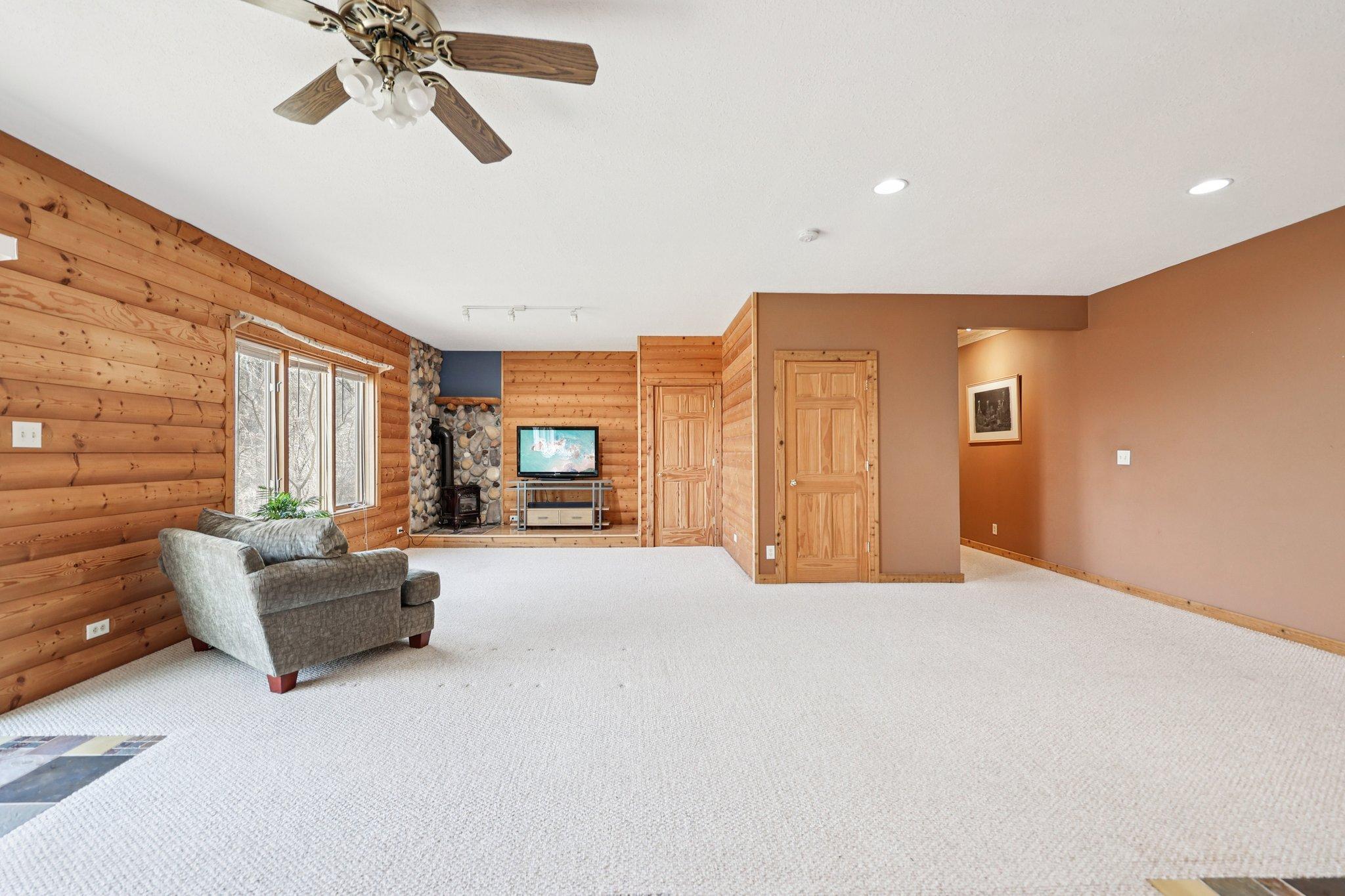 31-web-or-mls-Pleasant Valley Rd-S0804-031.jpg