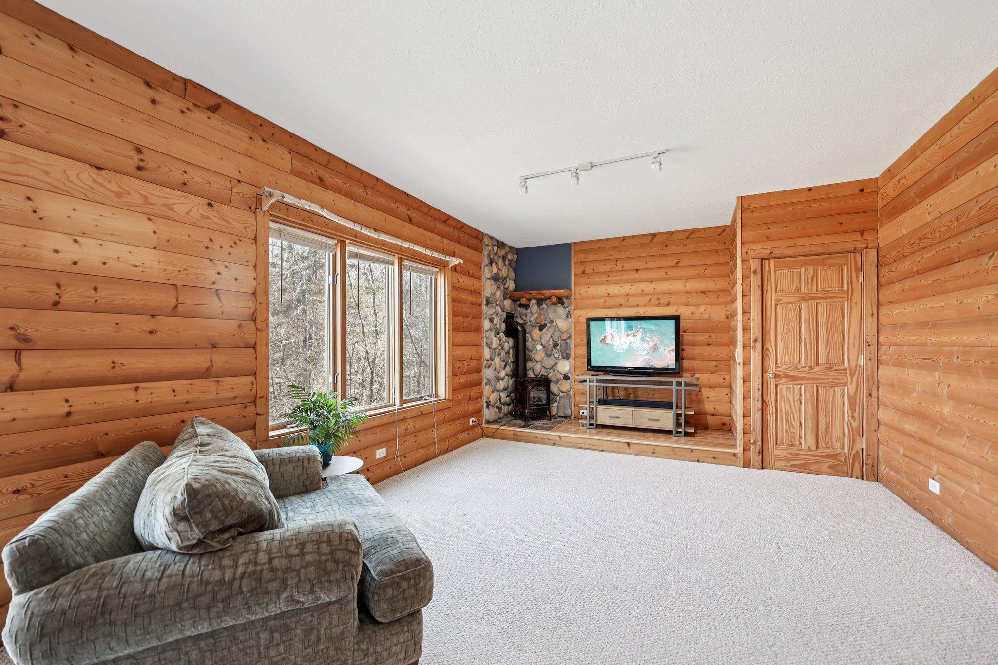 29-web-or-mls-Pleasant Valley Rd-S0804-029.jpg