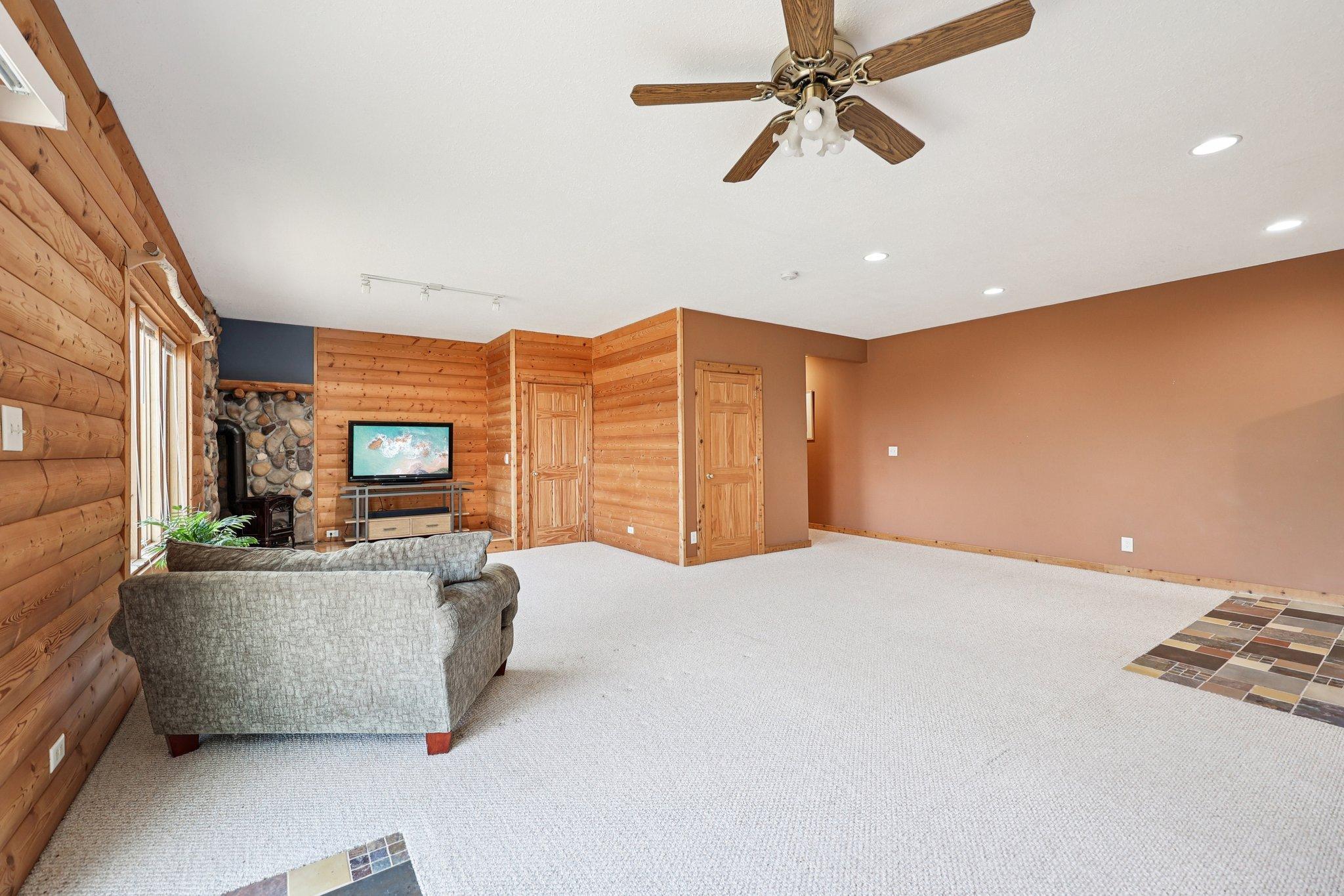 28-web-or-mls-Pleasant Valley Rd-S0804-028.jpg