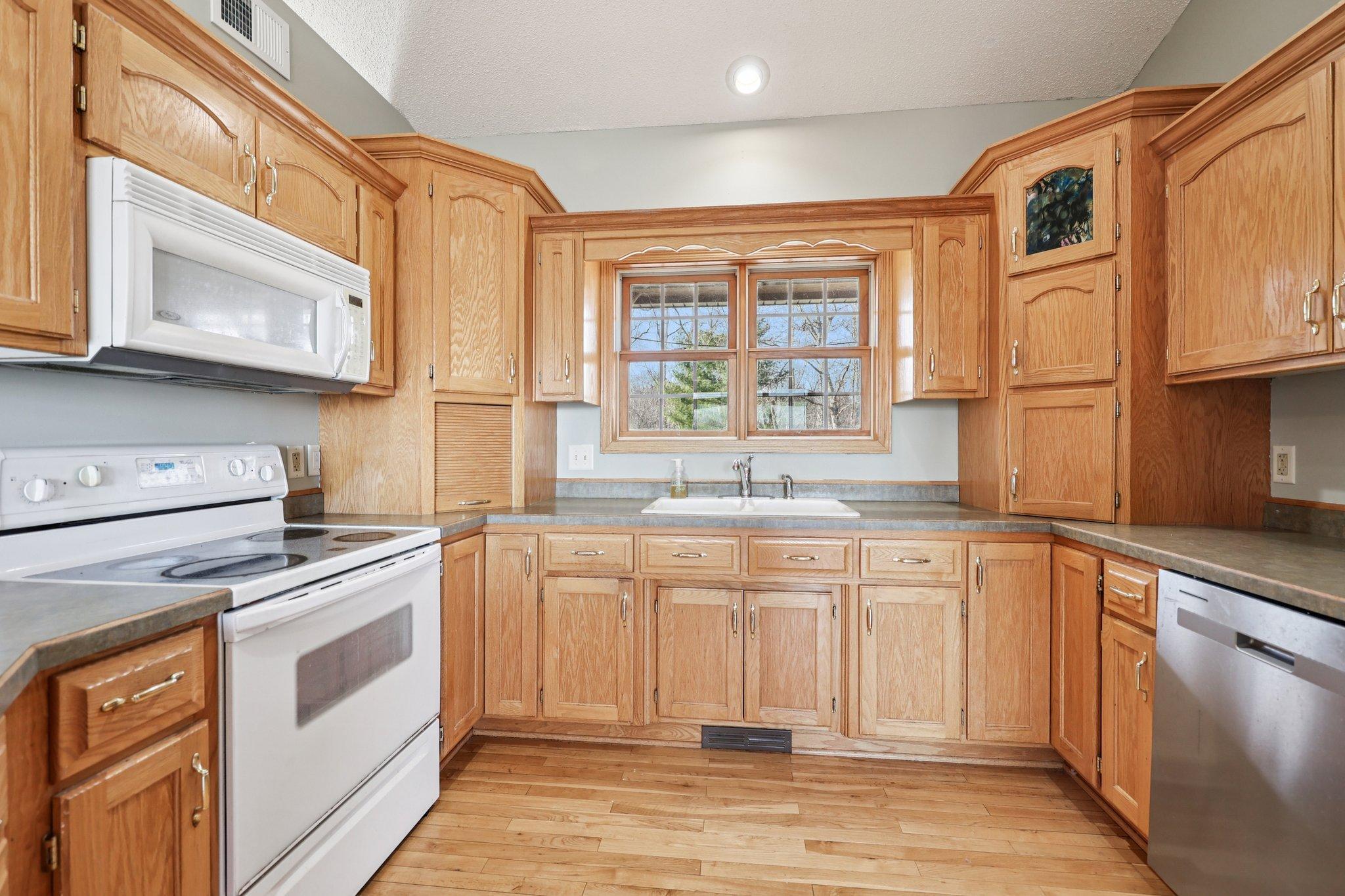 16-web-or-mls-Pleasant Valley Rd-S0804-016.jpg