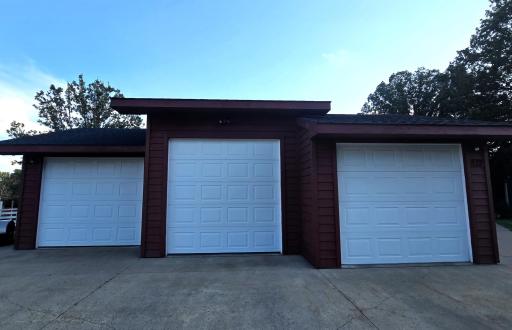 Oversized 3-car garage