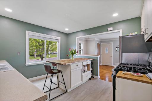 20-web-or-mls-2753 Delaware Ave, North Saint Paul, MN20260508_0021.jpg