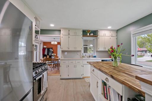 19-web-or-mls-2753 Delaware Ave, North Saint Paul, MN20260508_0020.jpg