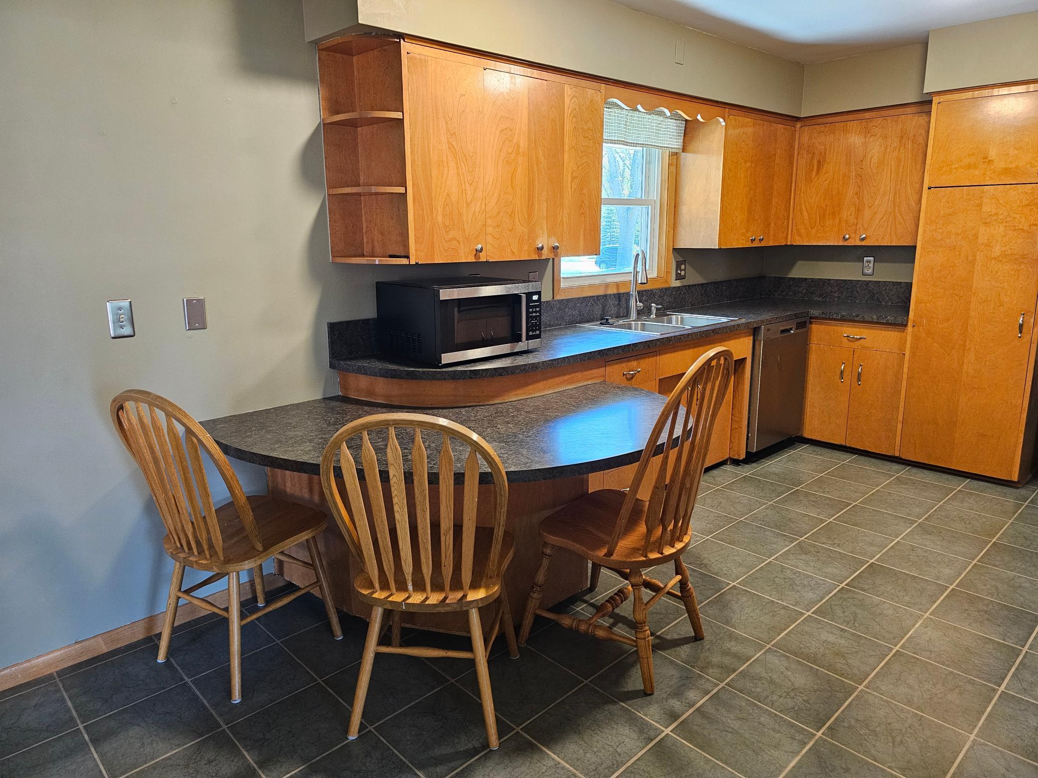 kitchen breakfast area