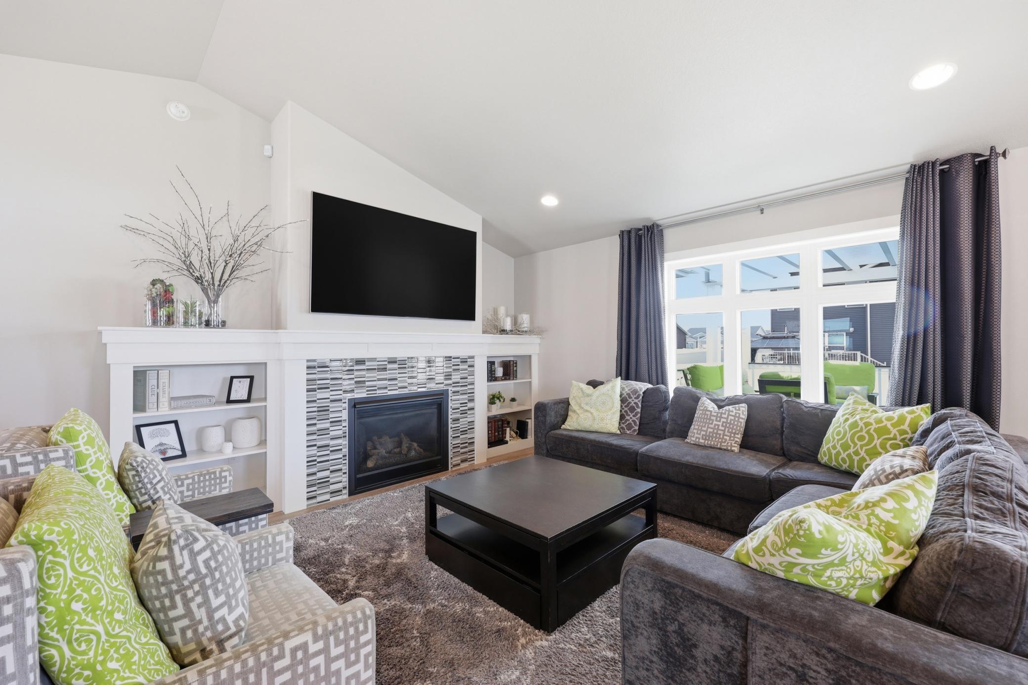 Fireplace w/built-ins