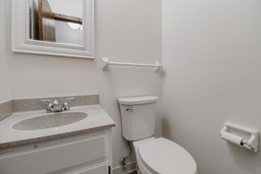 1754 Evergreen Bay - MLS Sized - 024 - 16 Powder Room.jpg