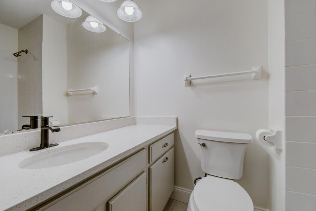 1754 Evergreen Bay - MLS Sized - 029 - 21 Bathroom.jpg