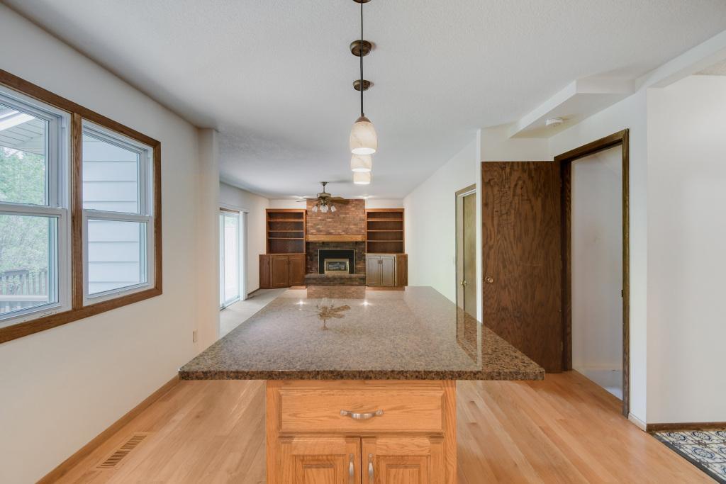 1754 Evergreen Bay - MLS Sized - 020 - 12 Kitchen.jpg