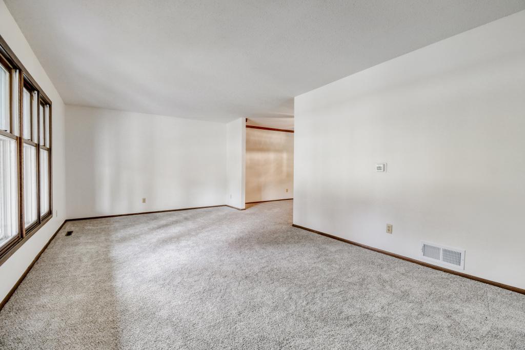 1754 Evergreen Bay - MLS Sized - 010 - 05 Living Room.jpg