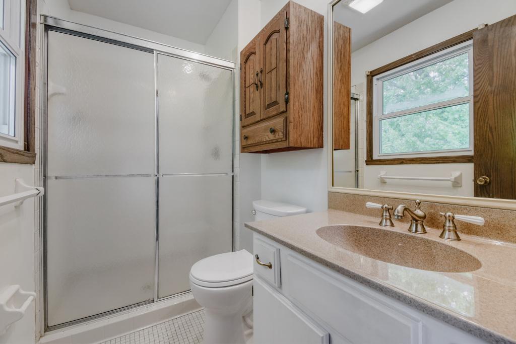 1754 Evergreen Bay - MLS Sized - 030 - 22 Bathroom.jpg