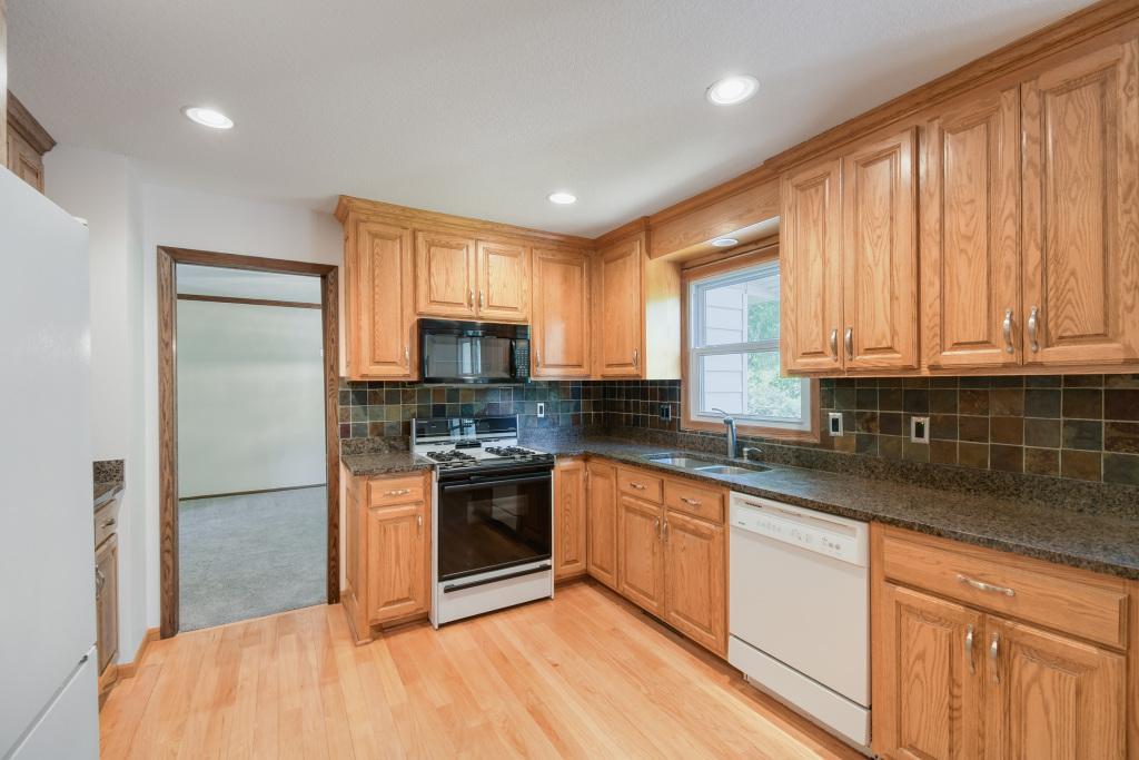 1754 Evergreen Bay - MLS Sized - 021 - 13 Kitchen.jpg