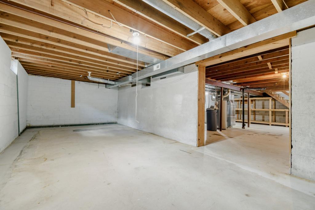 1754 Evergreen Bay - MLS Sized - 032 - 24 Garage.jpg