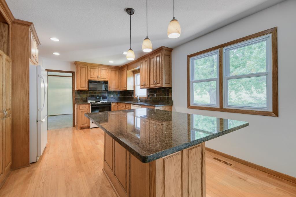 1754 Evergreen Bay - MLS Sized - 022 - 14 Kitchen.jpg