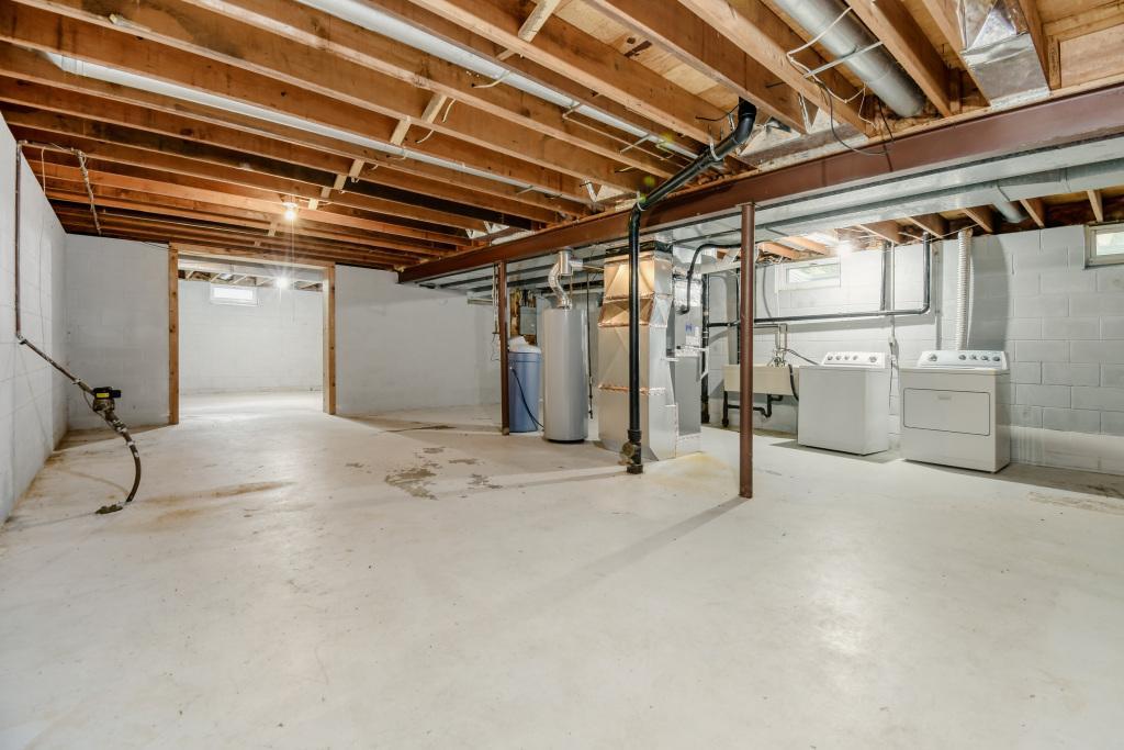 1754 Evergreen Bay - MLS Sized - 031 - 23 Laundry Room.jpg