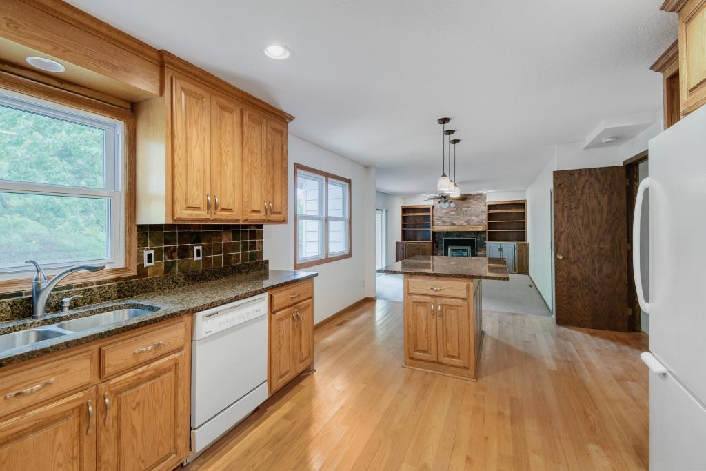 1754 Evergreen Bay - MLS Sized - 018 - 10 Kitchen.jpg
