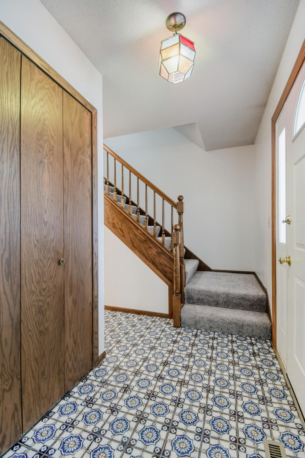 1754 Evergreen Bay - MLS Sized - 009 - 04 Foyer.jpg
