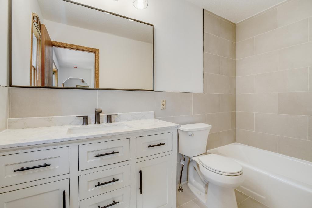 1754 Evergreen Bay - MLS Sized - 017 - 09 Bathroom.jpg