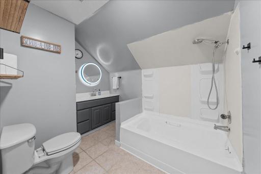 Clean functional full bath on the upper level.jpg