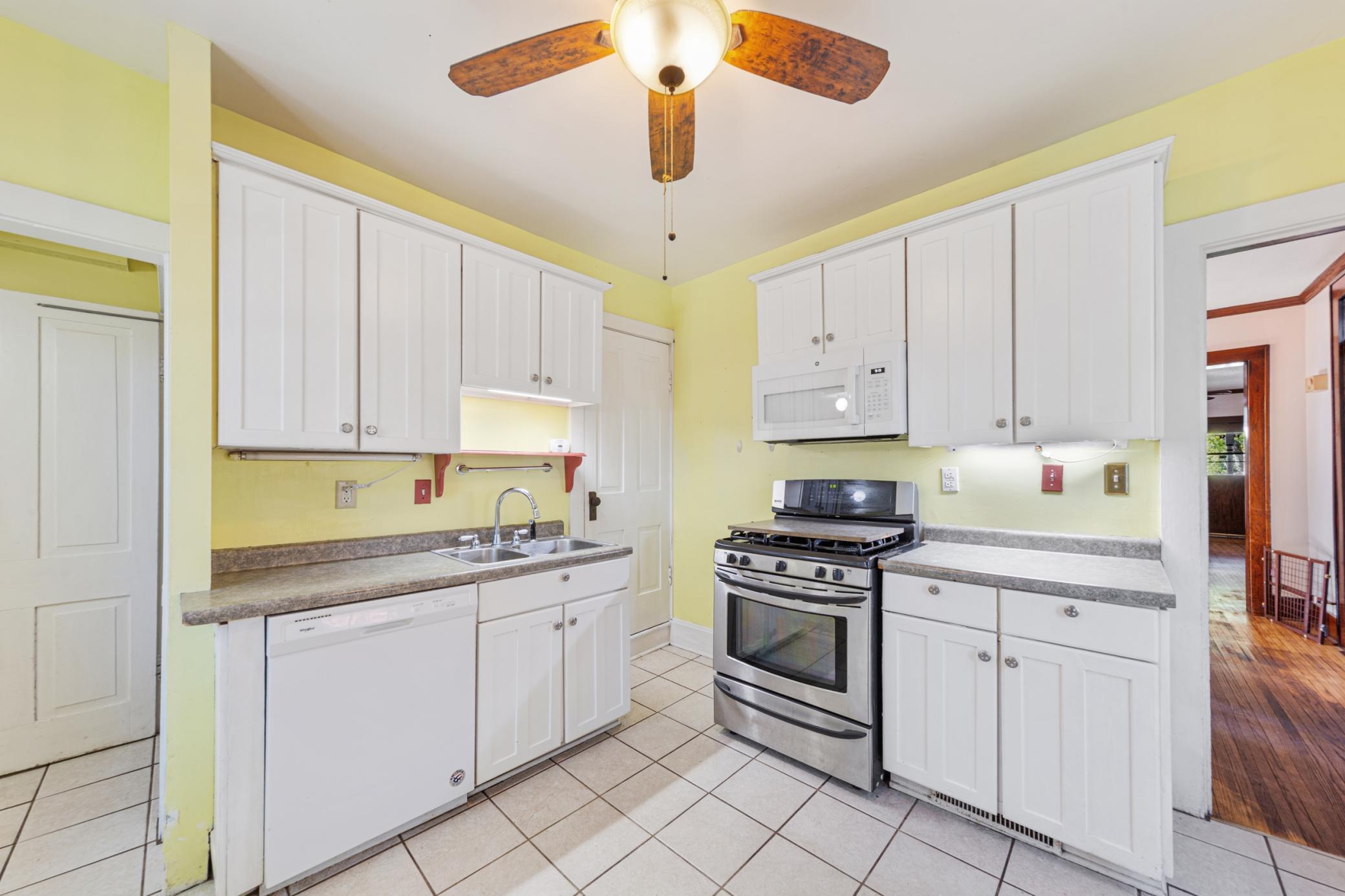 19 kitchen.jpg