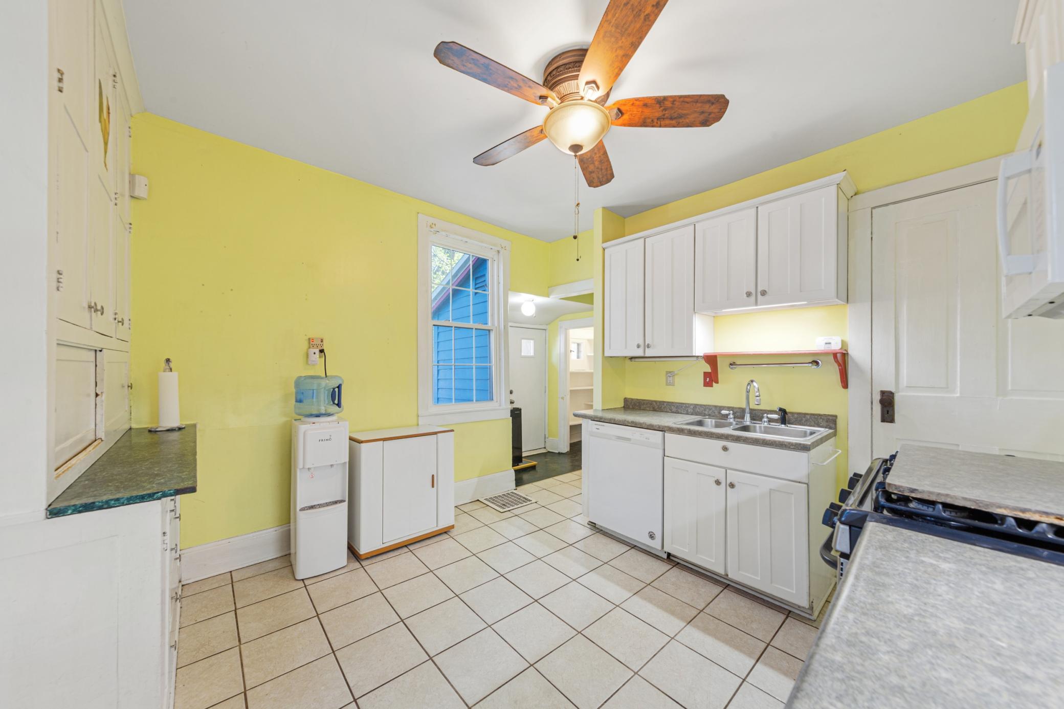 18 kitchen.jpg