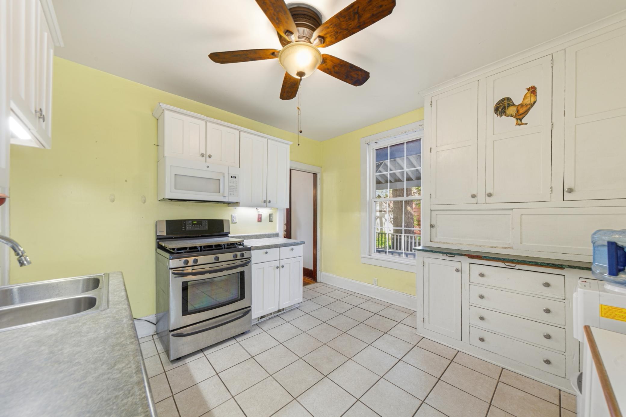 21 kitchen.jpg