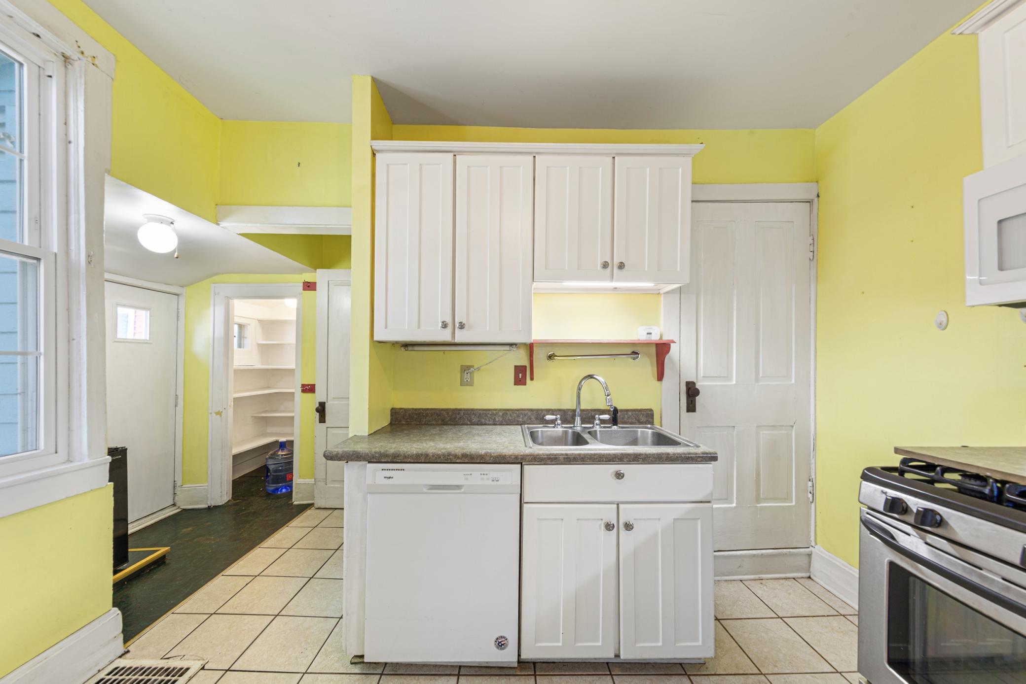 20 kitchen.jpg
