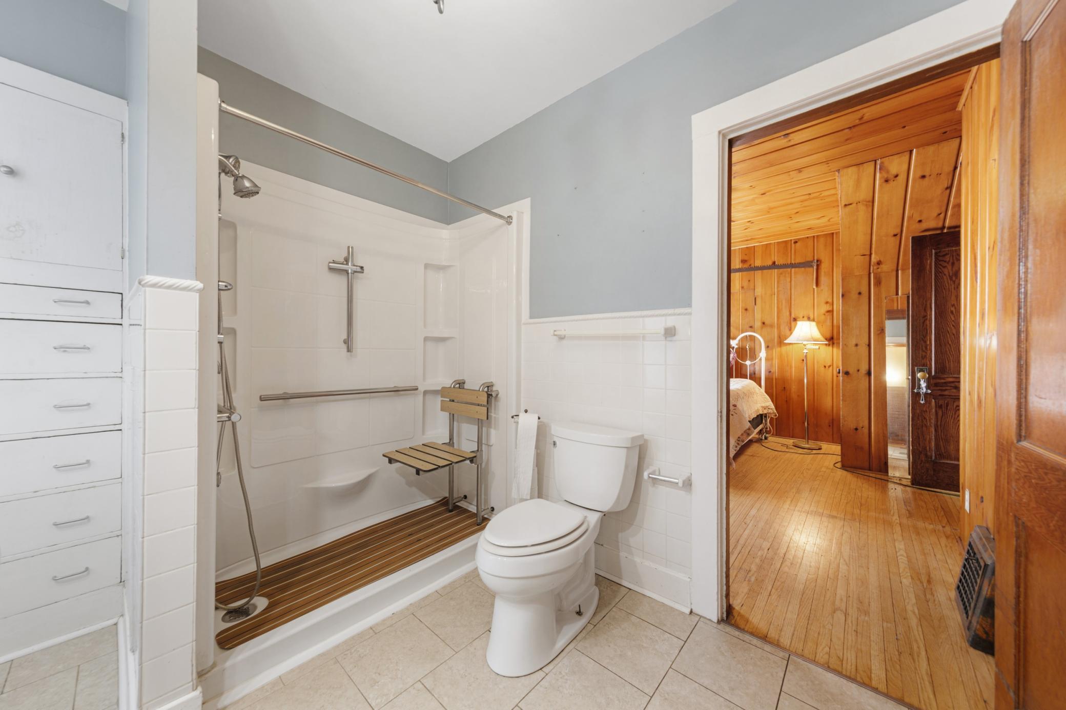 26 bathroom.jpg