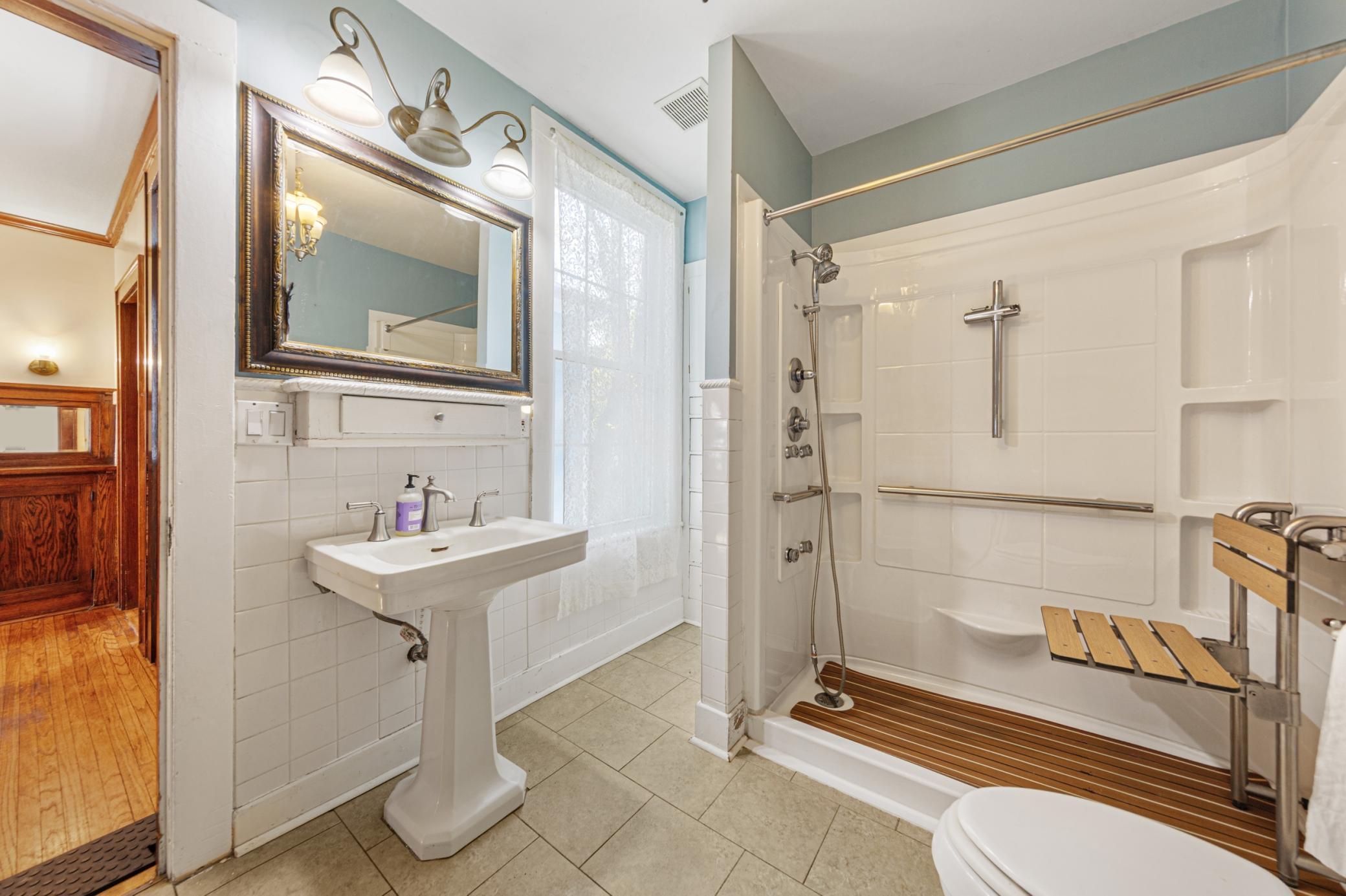 25 bathroom.jpg