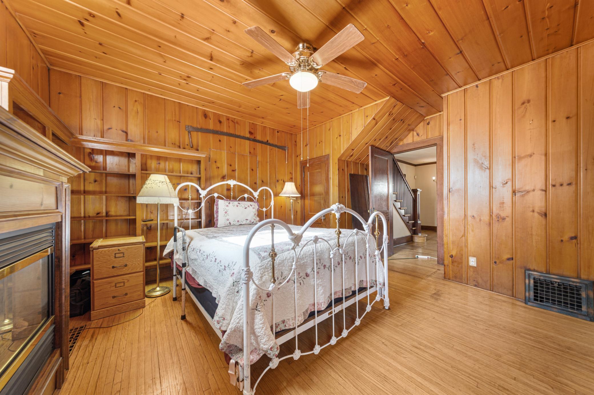 24 main bedroom.jpg