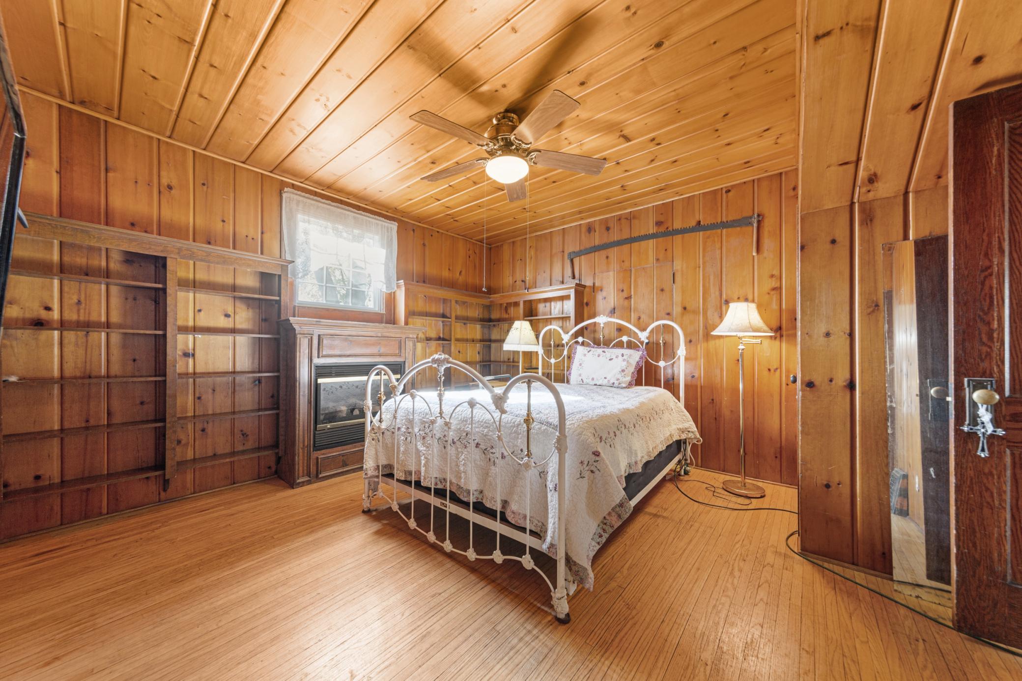 23 main bedroom.jpg