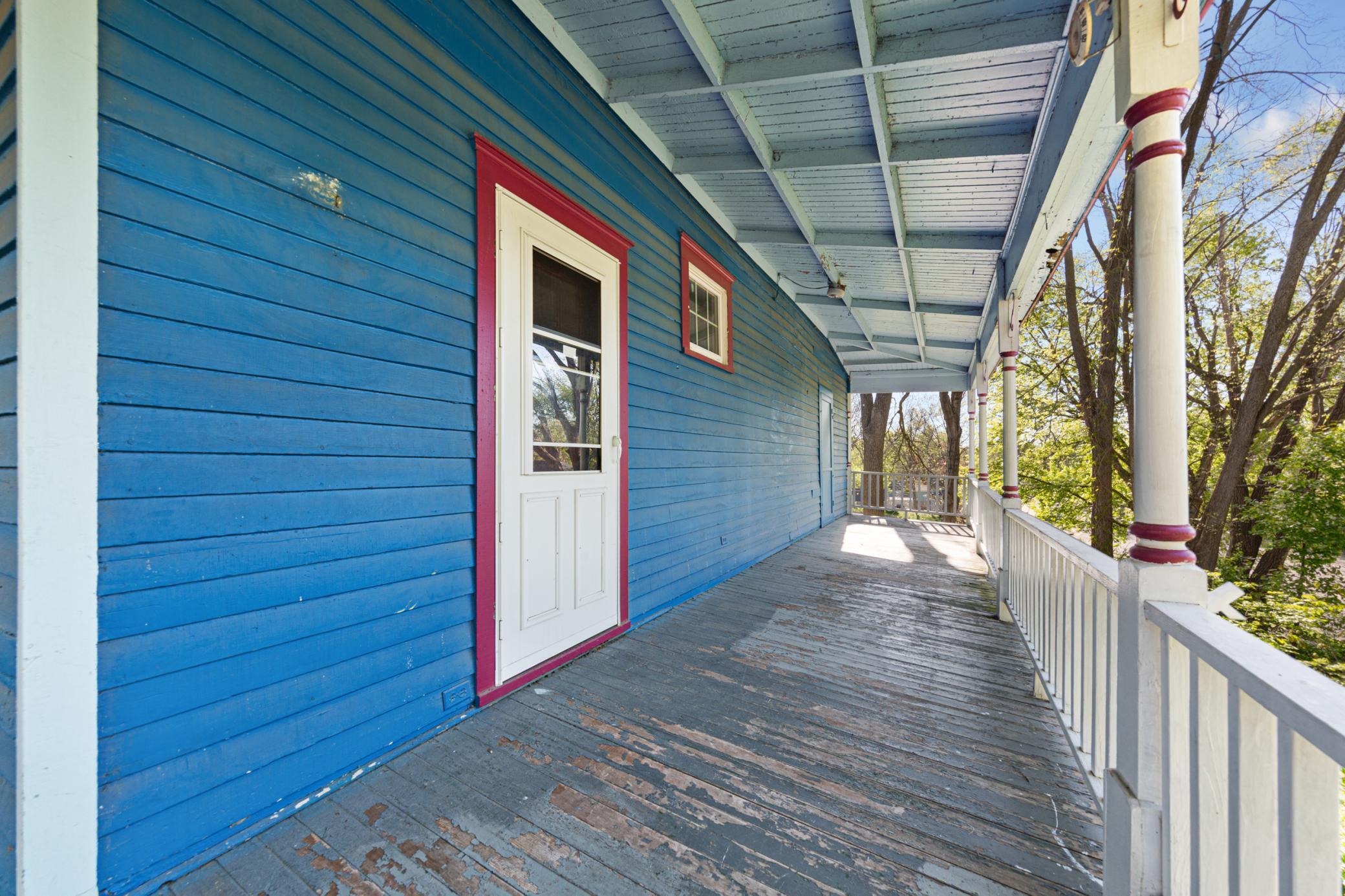 8a front entry.jpg