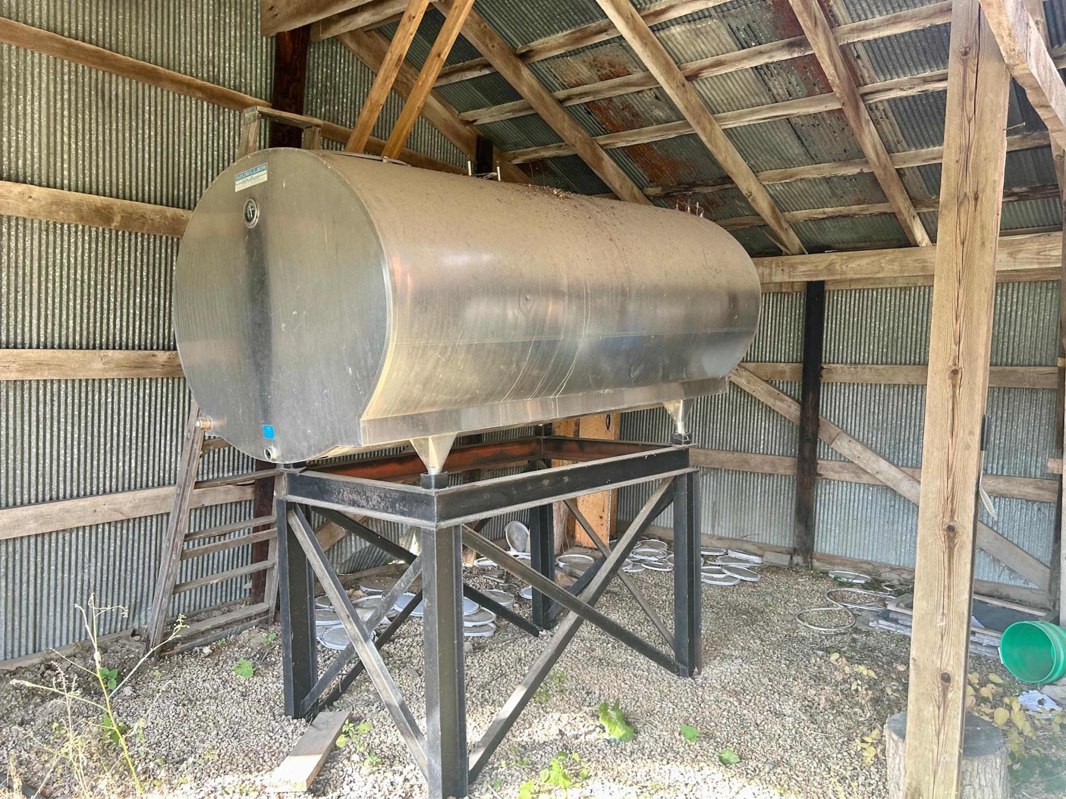Maple syrup holding tank