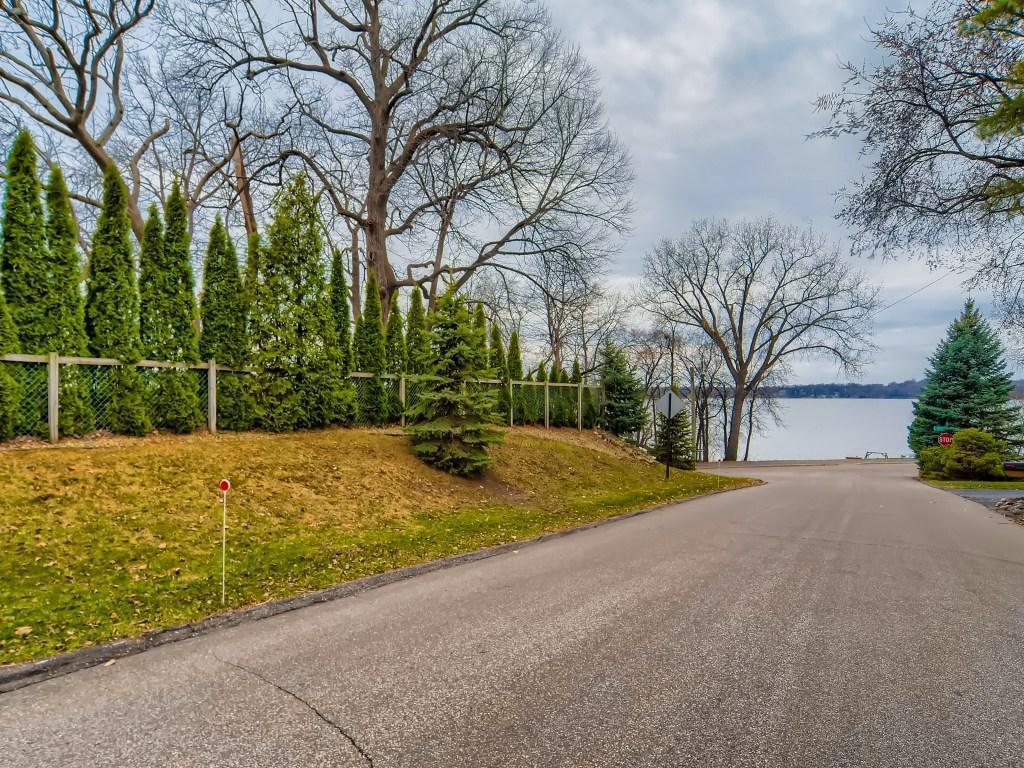 Just one block to Medicine Lake and surrounding trails!