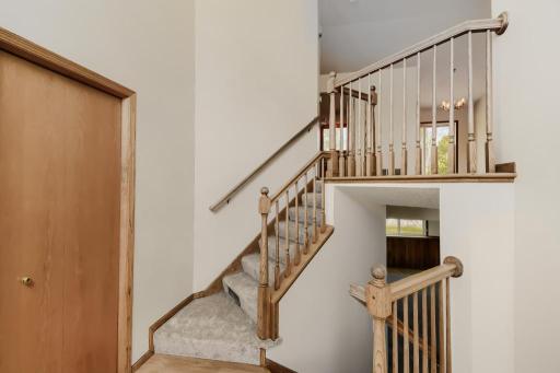 122 Alva Street - MLS Sized - 004 - 04 Foyer.jpg