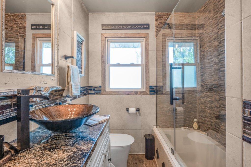 Beautifully updated full bathroom!