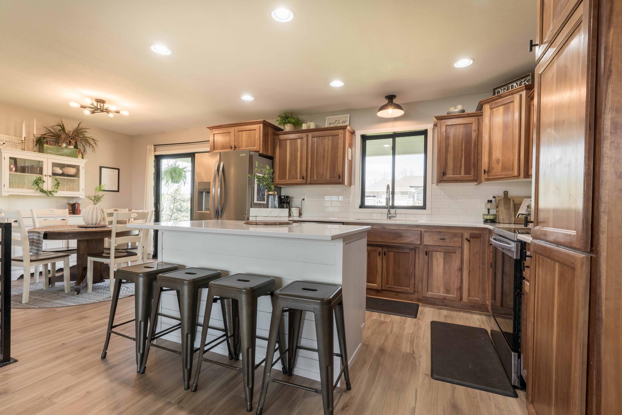 506 E Summit-119.jpg